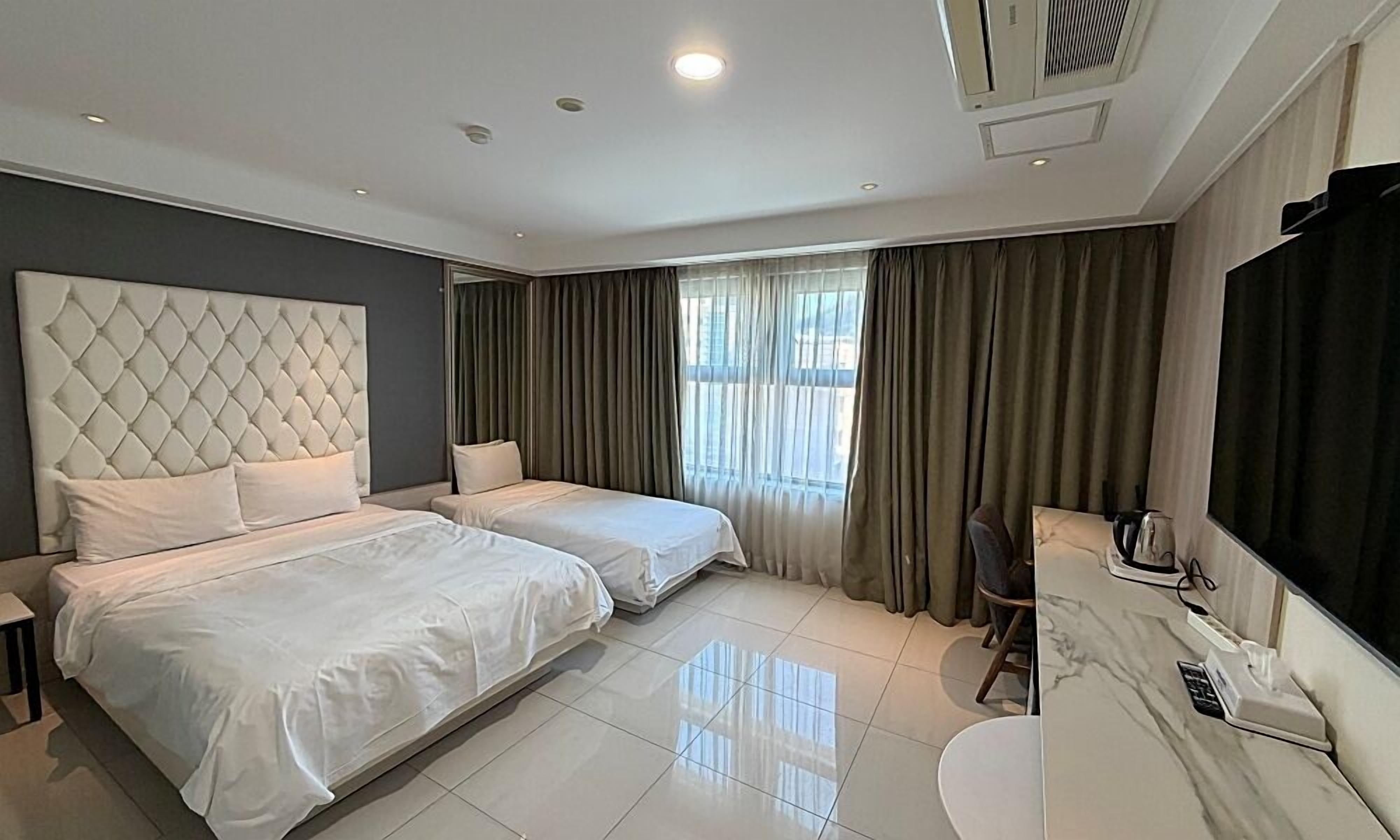 스탠다드 트윈룸 (산 전망) | 각각 다른 스타일의 인테리어, 각각 다르게 가구 비치, 책상, 무료 WiFi