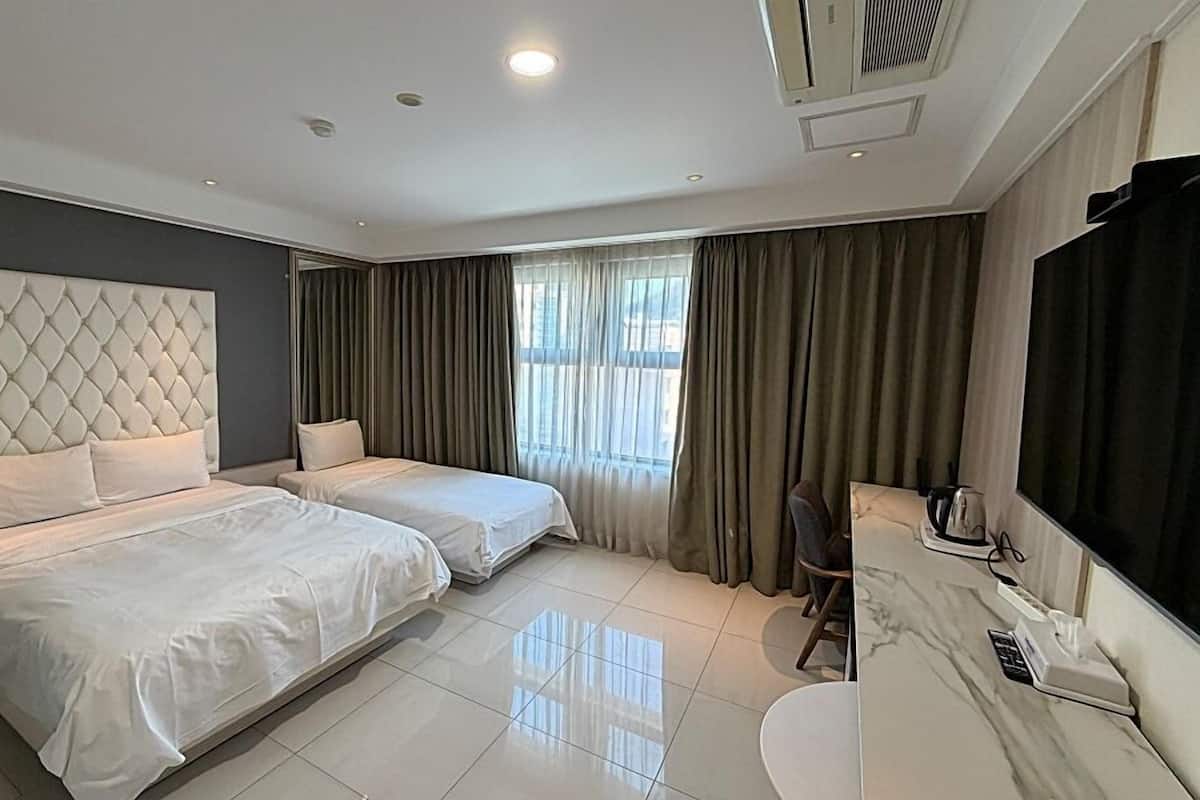 Standard Twin Room with Mountain View | Desk, WiFi (free), individually decorated, individually furnished