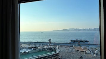 Premium Twin Room with Ocean View | Décoration personnalisée, ameublement personnalisé, bureau