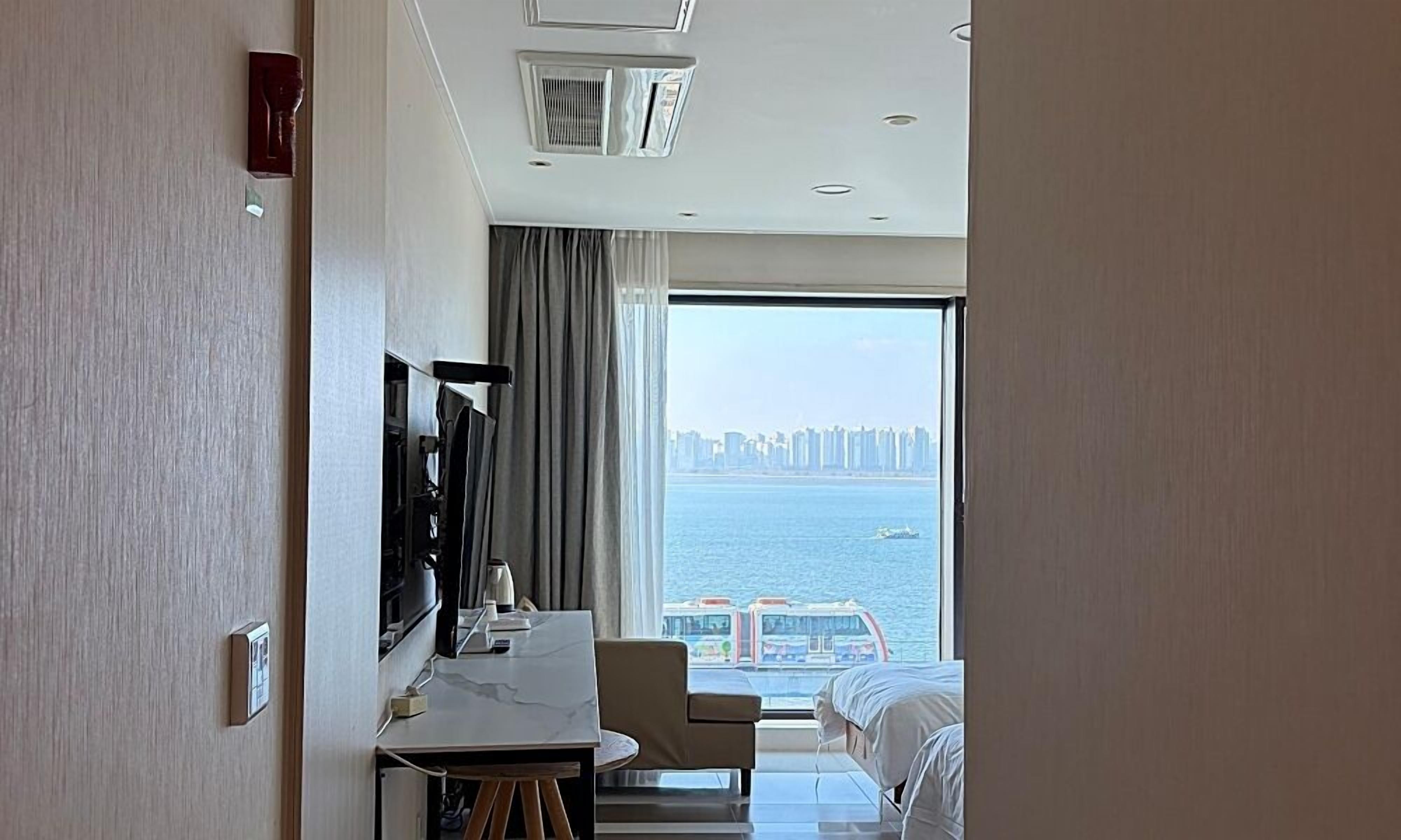 Premium Twin Room with Ocean View | Décoration personnalisée, ameublement personnalisé, bureau
