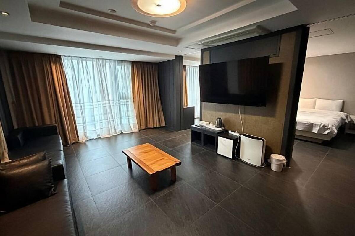 Decoración individual, mobiliario individual, escritorio y wifi gratis