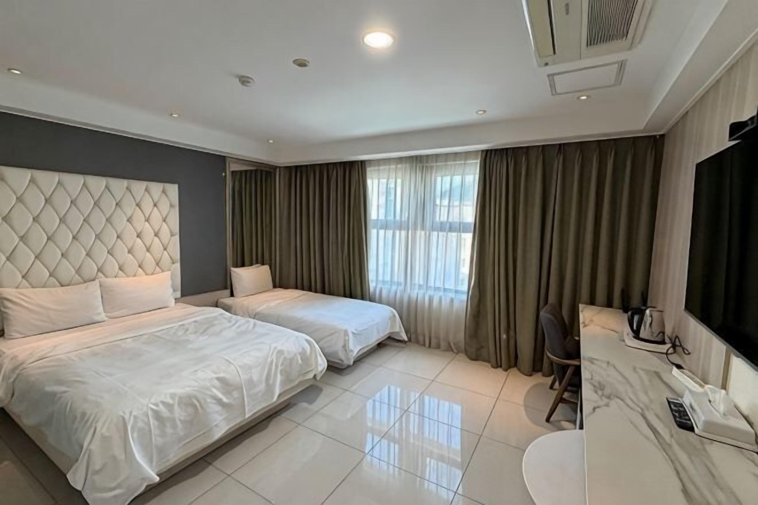 Decoración personalizada, muebles diferentes, escritorio y wifi gratis 