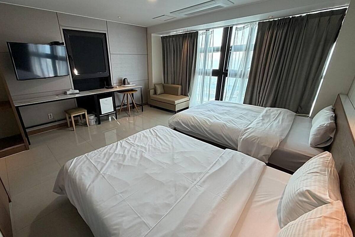 Deluxe Twin Room with Ocean View | Individually decorated, individually furnished, desk, free WiFi