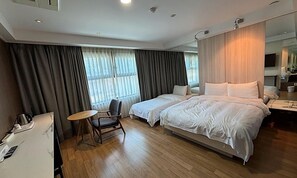 Standard Twin Room with Mountain View | Individuell inredning, unika möbler, skrivbord och gratis wi-fi