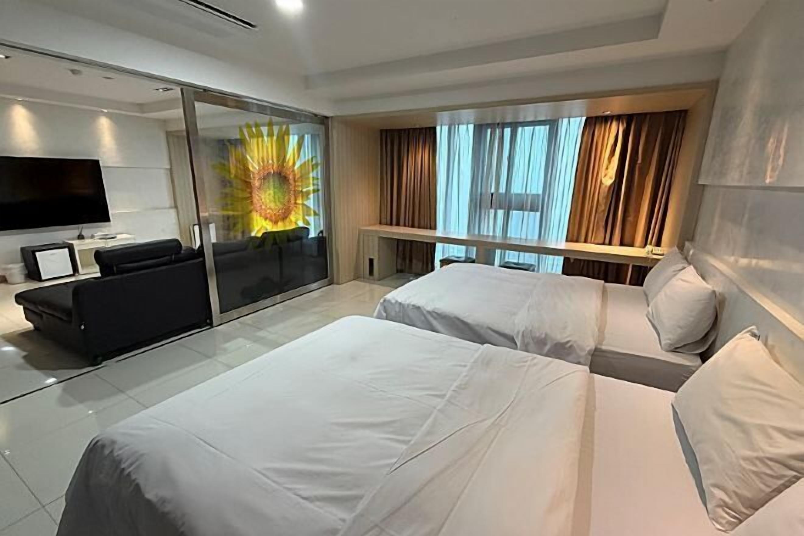 Decoración individual, mobiliario individual, escritorio y wifi gratis