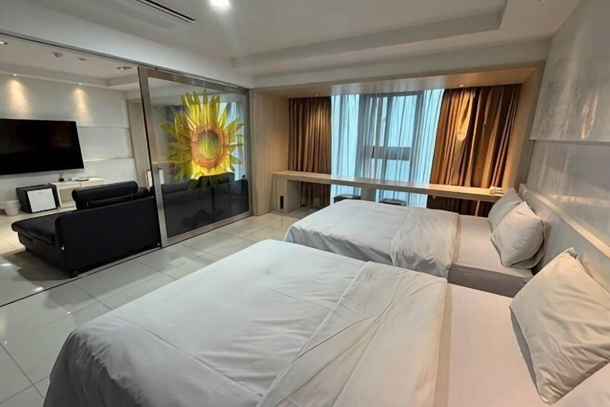 Decoración personalizada, muebles diferentes, escritorio y wifi gratis
