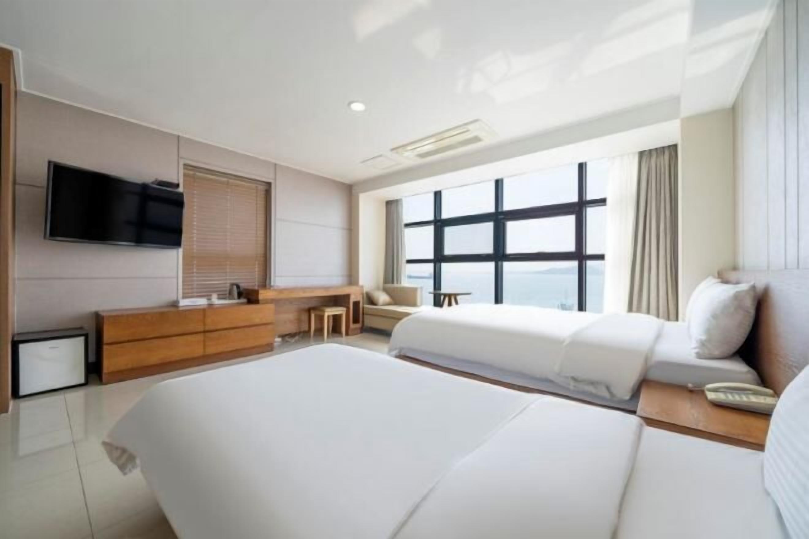 Decoración personalizada, muebles diferentes, escritorio y wifi gratis 