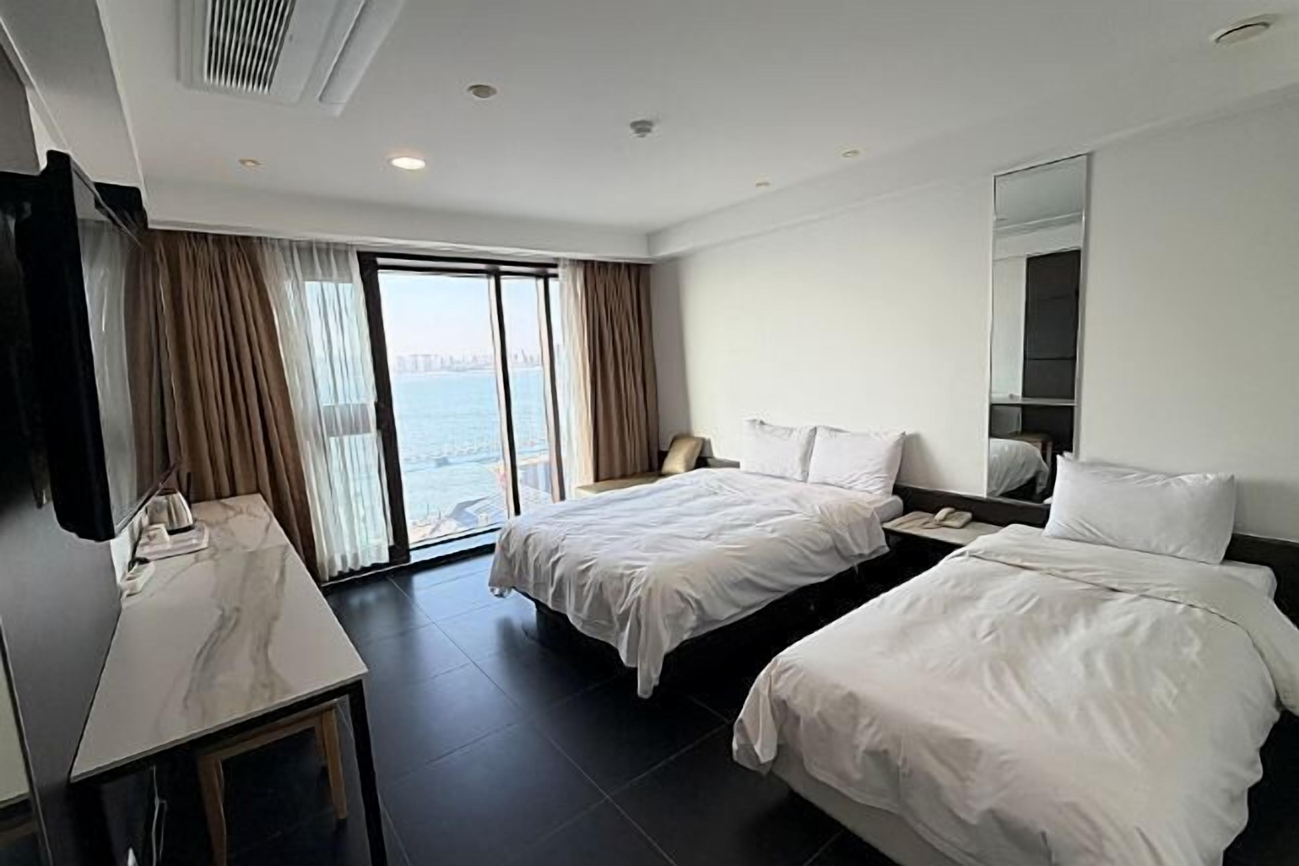 Decoración individual, mobiliario individual, escritorio y wifi gratis