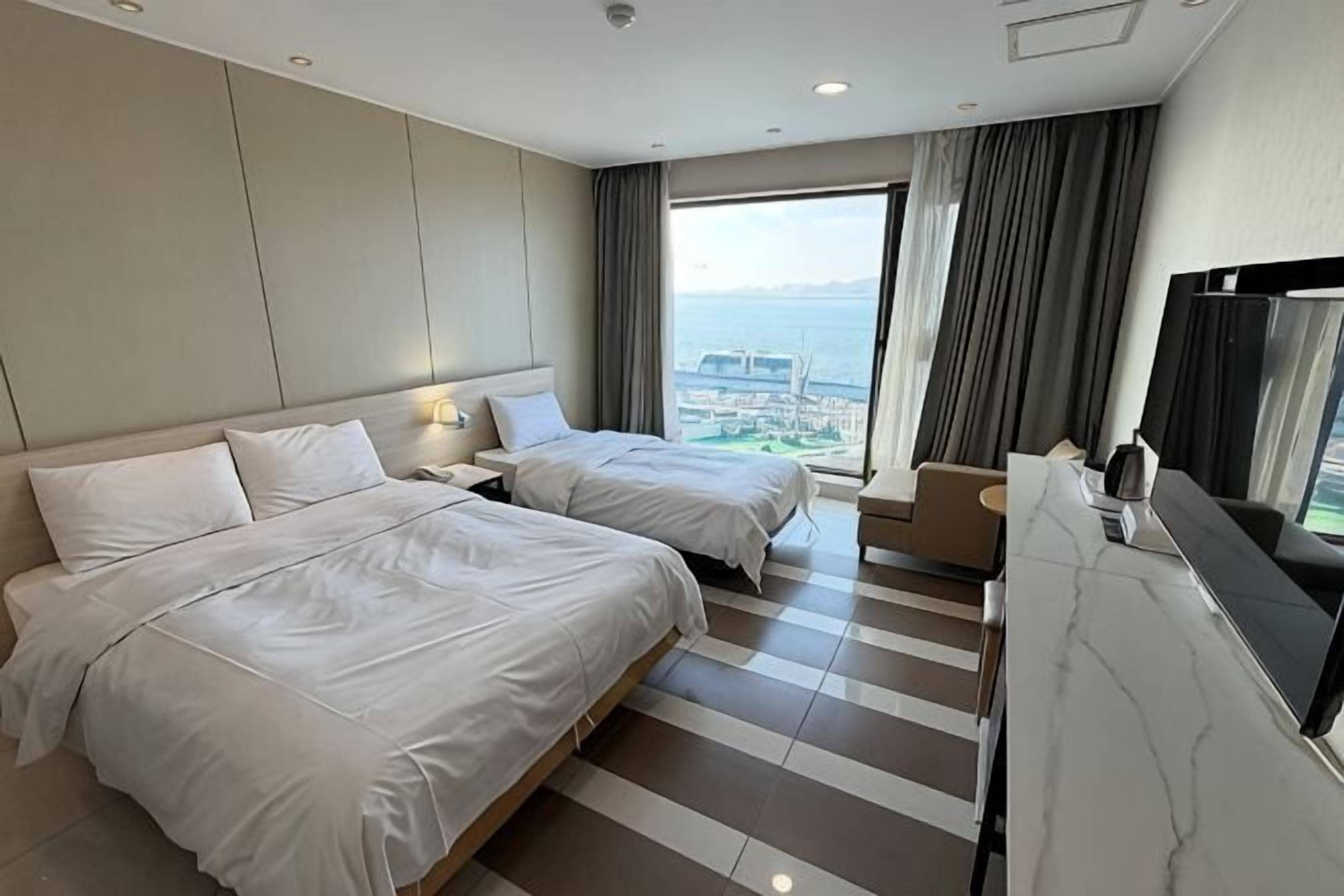 Decoración personalizada, muebles diferentes, escritorio y wifi gratis 