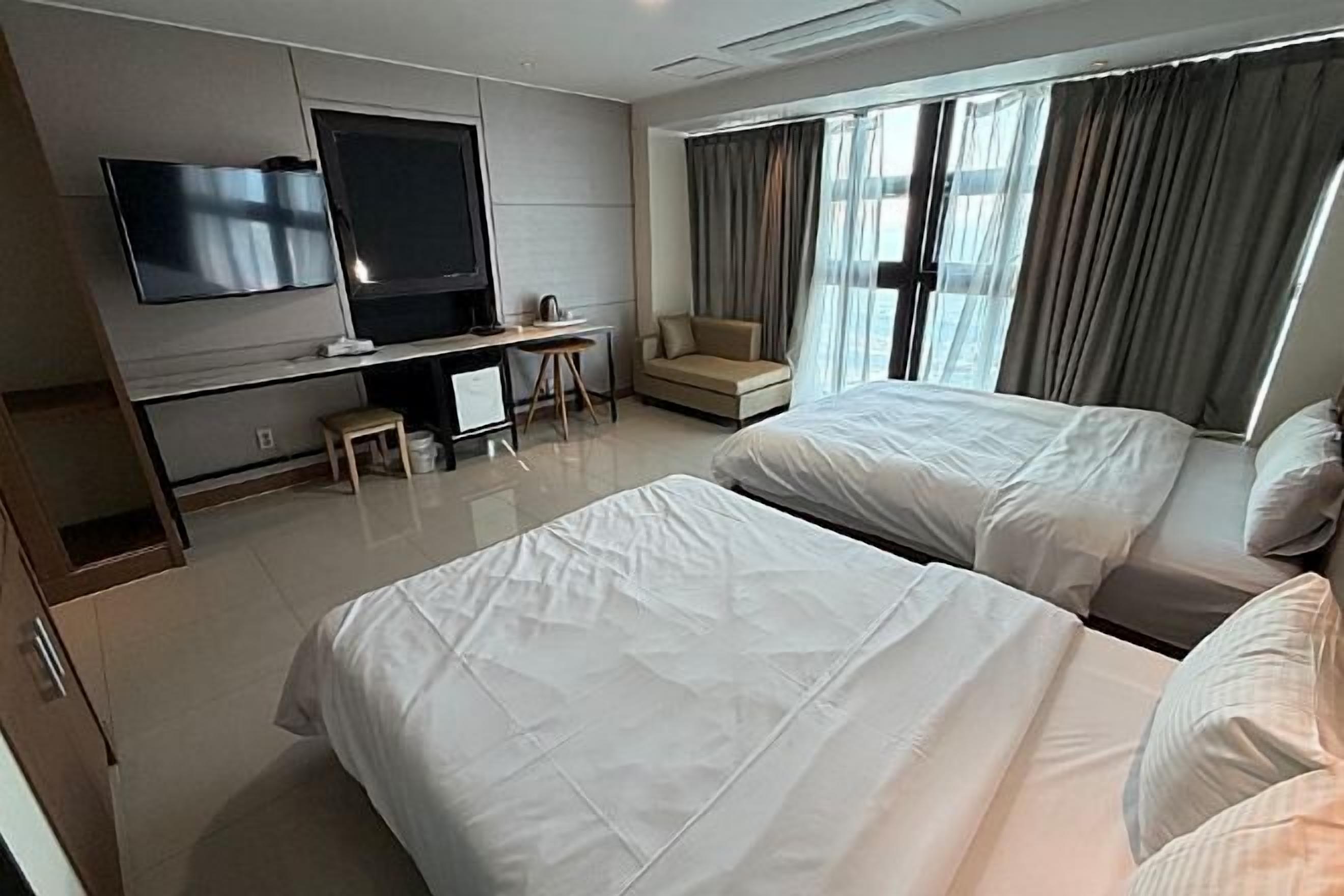 Decoración individual, mobiliario individual, escritorio y wifi gratis