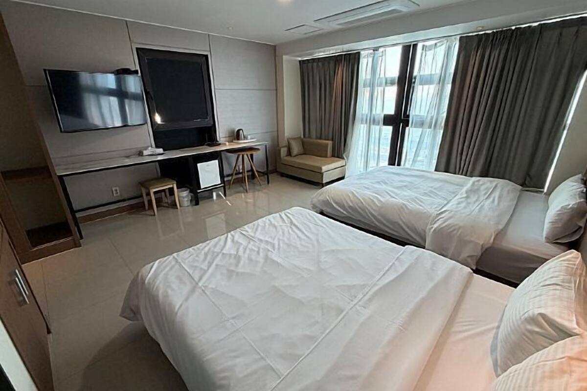 Decoración individual, mobiliario individual, escritorio y wifi gratis