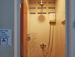 Chuveiro, secador de cabelo (mediante solicitação), toalhas de banho 