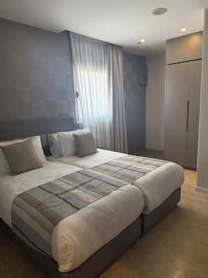 Doppel- oder Zweibettzimmer | Zimmersafe, Schreibtisch, laptopgeeigneter Arbeitsplatz