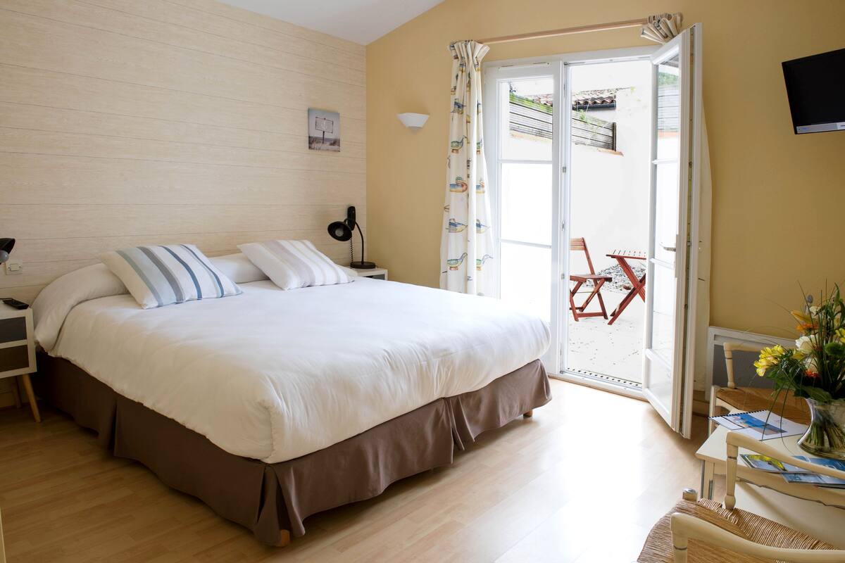 Double Room, Terrace | Peralatan tempat tidur premium, bar mini, peti besi dalam bilik