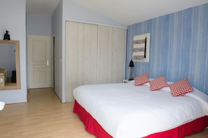Family Suite, 2 Bedrooms | Peralatan tempat tidur premium, bar mini, peti besi dalam bilik