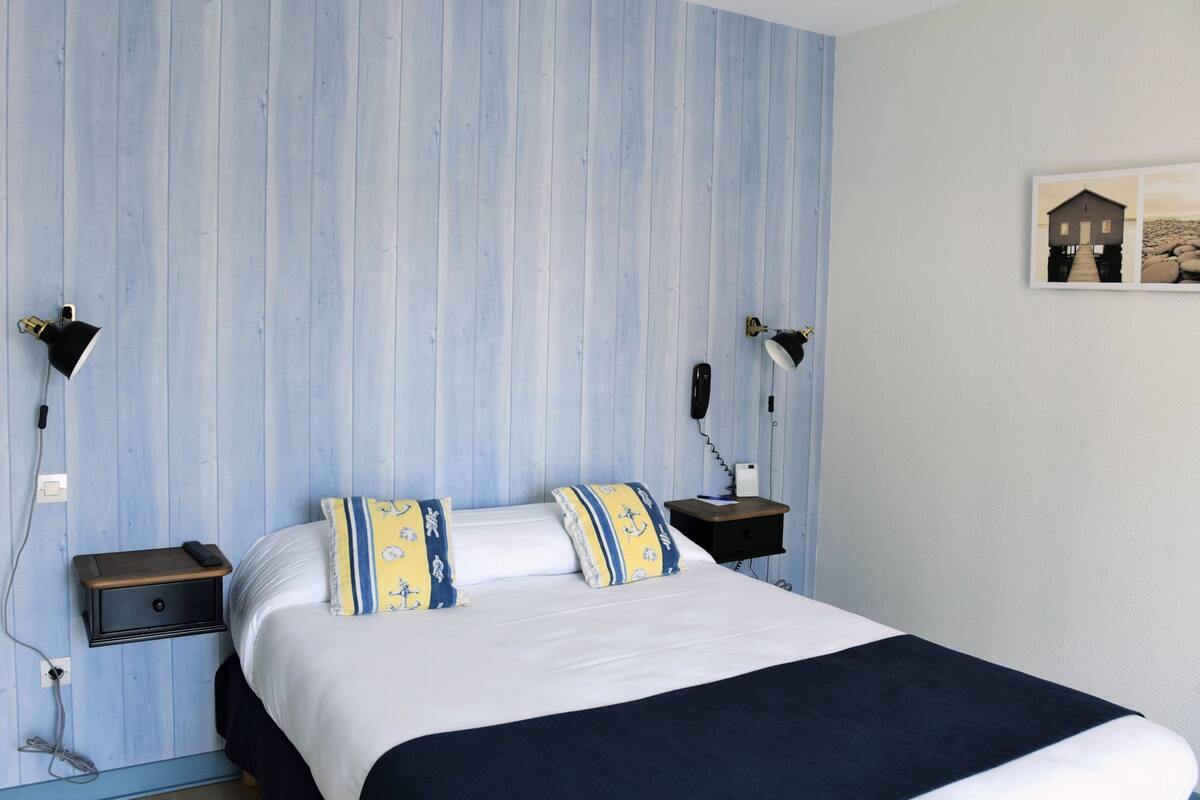 Standard Suite, 2 Bedrooms, Accessible | Peralatan tempat tidur premium, bar mini, peti besi dalam bilik