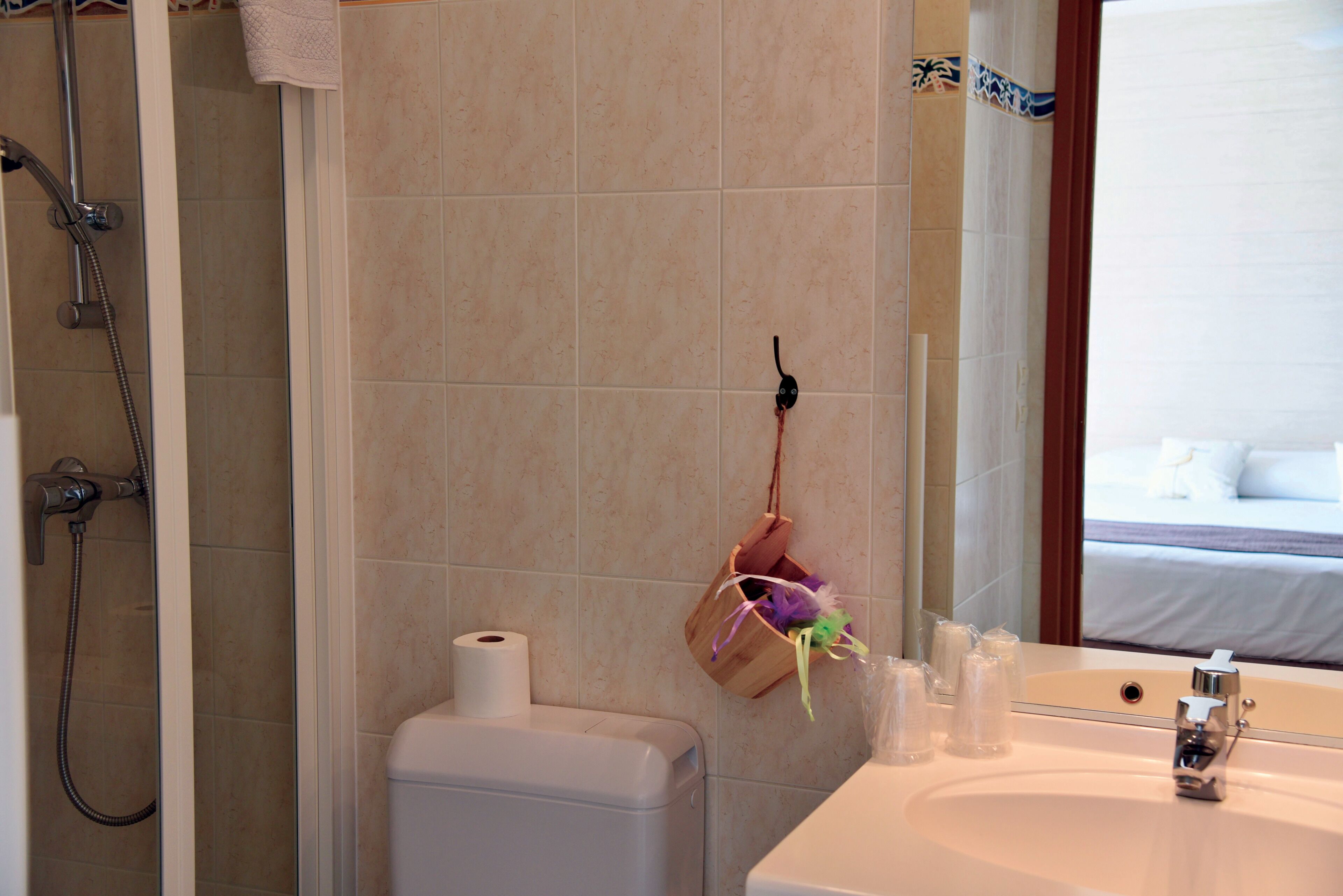 family suite, 2 bedrooms | bathroom | shower, hydromassage showerhead, free toiletries, hair dryer