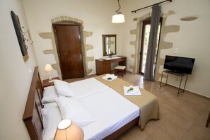 Zimmersafe, Schreibtisch, schallisolierte Zimmer, Bügeleisen/Bügelbrett