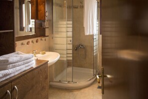 Shower, free toiletries, hair dryer, slippers - Secreto Studios (Kissamos)