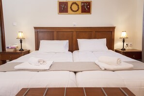Zimmersafe, Schreibtisch, schallisolierte Zimmer, Bügeleisen/Bügelbrett