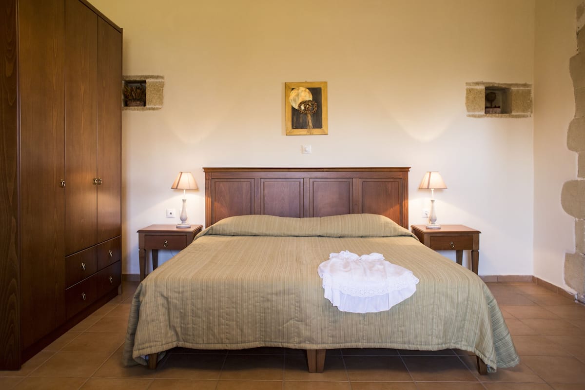 Habitación clásica con 2 camas individuales | Caja de seguridad en la habitación, escritorio y insonorización