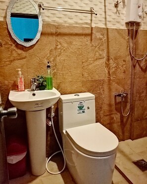Standard Room, 1 Bedroom, Non Smoking | Bathroom | Shower, free toiletries, bidet, towels