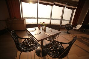 2 restaurants servant le petit déjeuner, spécialités Cuisine locale