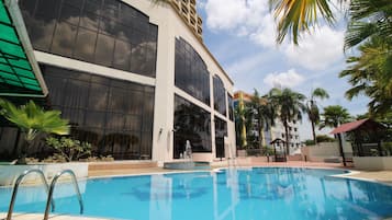 室外游泳池,日光浴躺椅