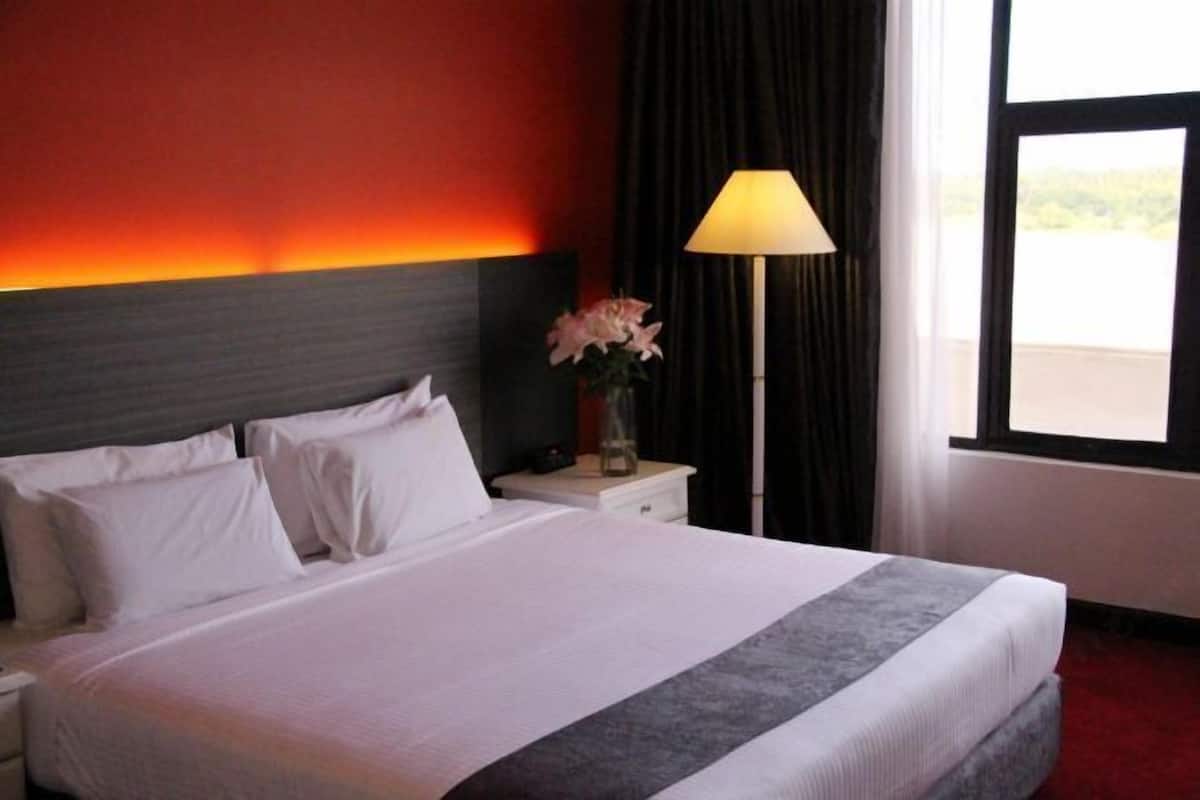 1 bedroom, in-room safe, desk, blackout curtains