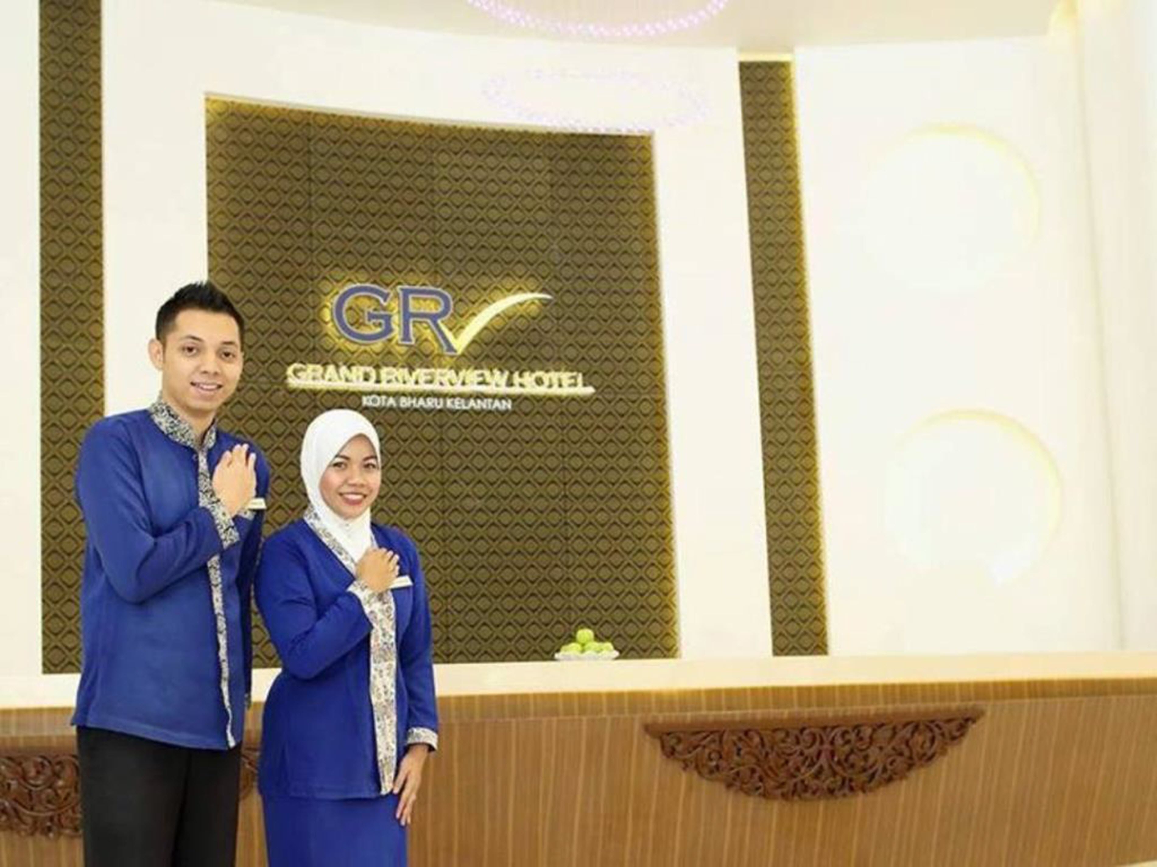Uma mesa de recepção com uma placa indicando Hotel Grandview Kota Bharu Kelantan.