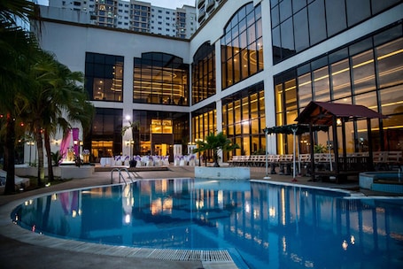 Jardines del alojamiento. Grand Riverview Hotel