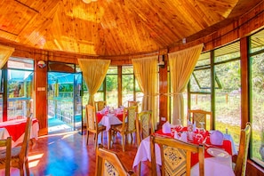 3 nhà hàng, phục vụ bữa sáng, bữa trưa, bữa tối, đặc sản địa phương