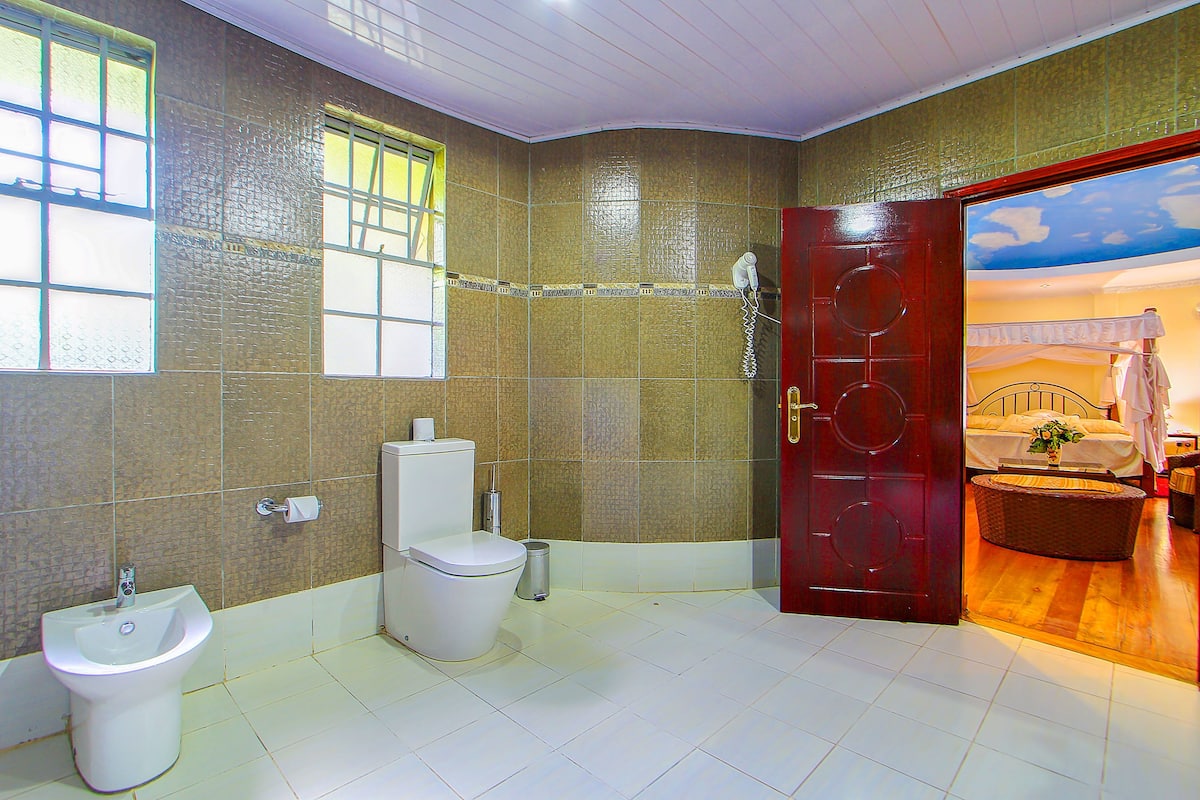 Presidential Suite | Bathroom | Shower, designer toiletries, hair dryer, bathrobes