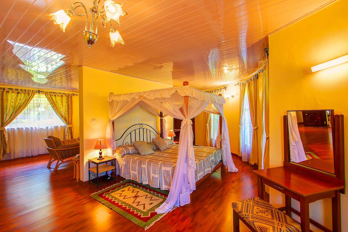 Deluxe Room with King Bed | 1 bedroom, in-room safe, desk, soundproofing