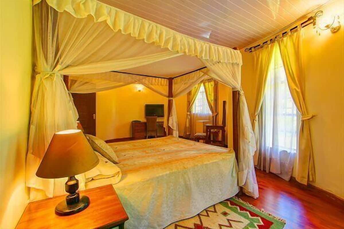 Family Room with Lounge & Park View | 1 bedroom, in-room safe, desk, soundproofing