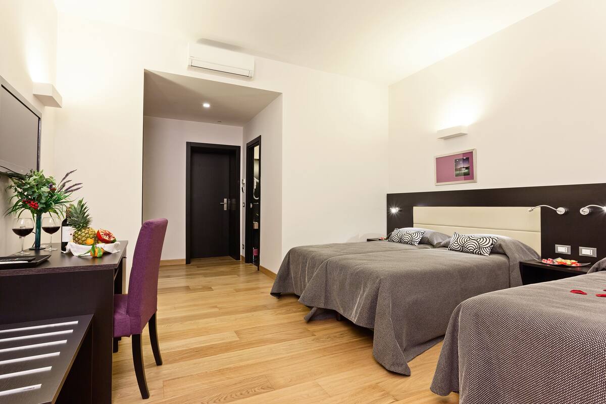 Habitación cuádruple | Escritorio, espacio para trabajar con un portátil, cortinas opacas