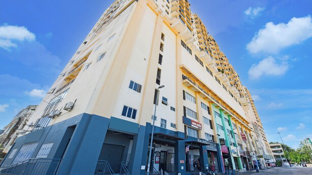 A high-rise building with multiple floors, balconies, and a variety of ground-level businesses including a hotel and a restaurant. - Hotel O Destiny Riverside Hotel (Kota Bharu)
