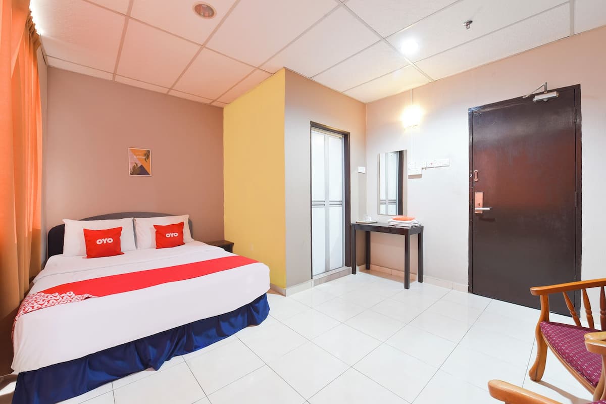 Desk, WiFi (free), bed sheets