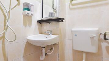 Een douche, een regendouche, gratis toiletartikelen, een bidet