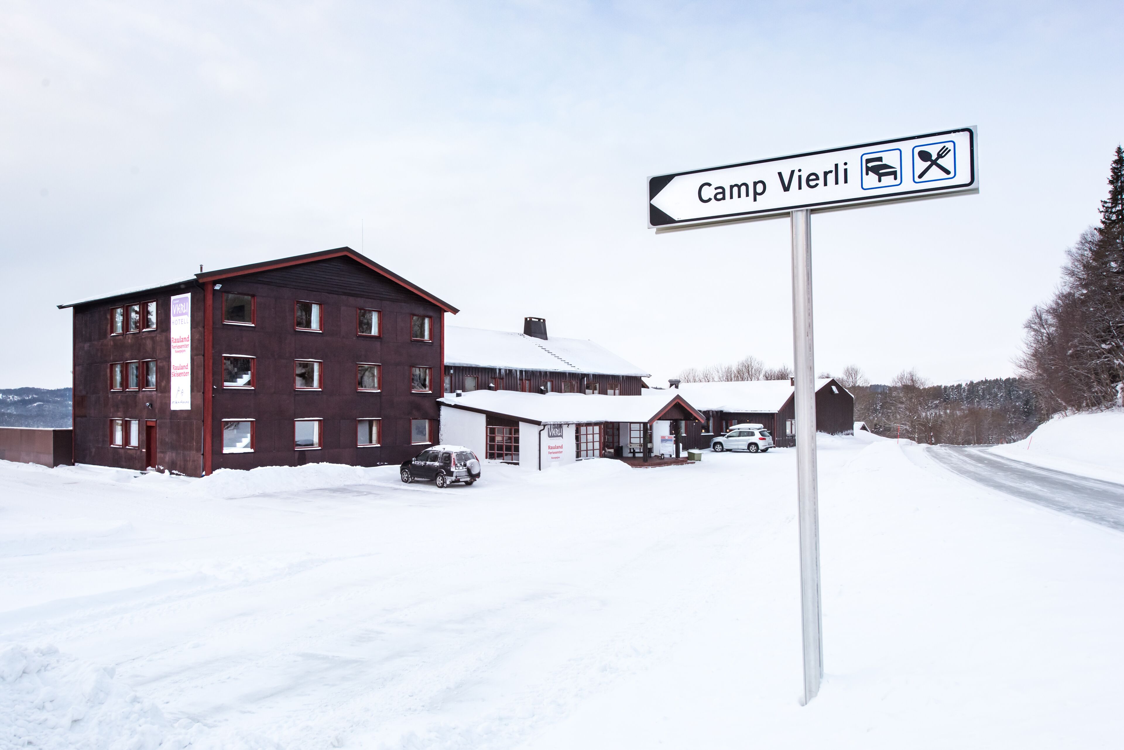 A sign for Camp Vierli with symbols indicating a restaurant and a bed and breakfast.