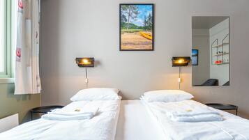 Habitación básica doble, 1 cama Queen size | Vista al lago