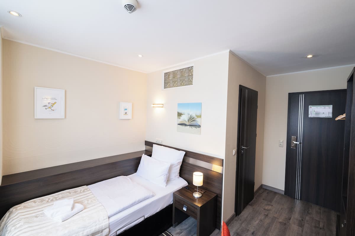 Standard Single Room, 1 Single Bed, Courtyard Area | Premium bedding, desk, laptop workspace, blackout drapes