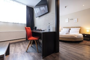 Junior Suite, 1 Bedroom, Bathtub, Courtyard Area | Living area