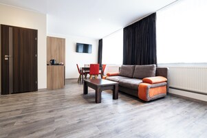 Standard-Studio, Kochnische | Wohnbereich | 32-Zoll-Flachbildfernseher mit Satellitenempfang, Fernseher