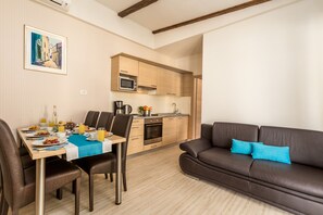 奢华活动屋, 2 间卧室, 露台, 临海 | 起居区