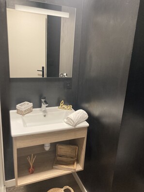 Standard Twin Room | Bathroom | Hair dryer