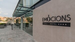 The exterior of the Emotions Sorli Hotel with a modern glass facade and a signboard. - Sorli Emocions (Vilassar de Dalt)