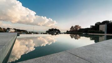 Piscina a l'aire lliure, para-sols i gandules