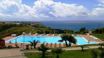 Seasonal outdoor pool, pool umbrellas, sun loungers