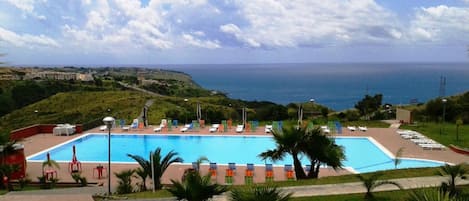 Piscina stagionale all'aperto, ombrelloni da piscina, lettini